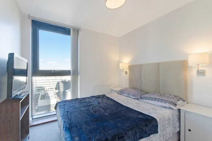 Flat Blackwall Way in Greater London
