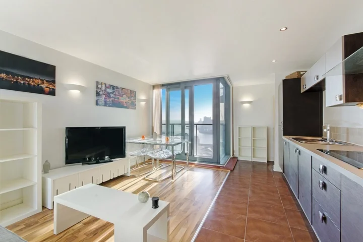 Flat Blackwall Way in Greater London