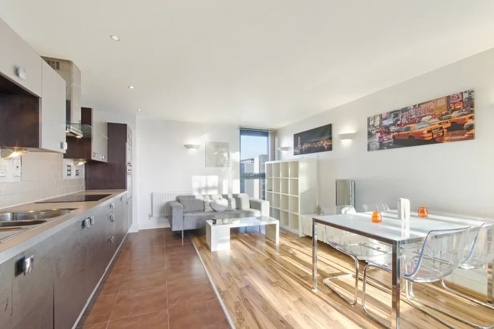 Flat Blackwall Way in Greater London