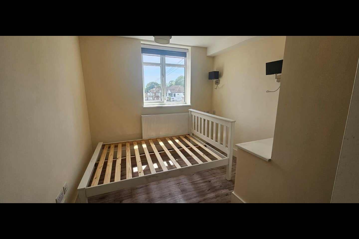 Flat Hornchurch Road in Greater London