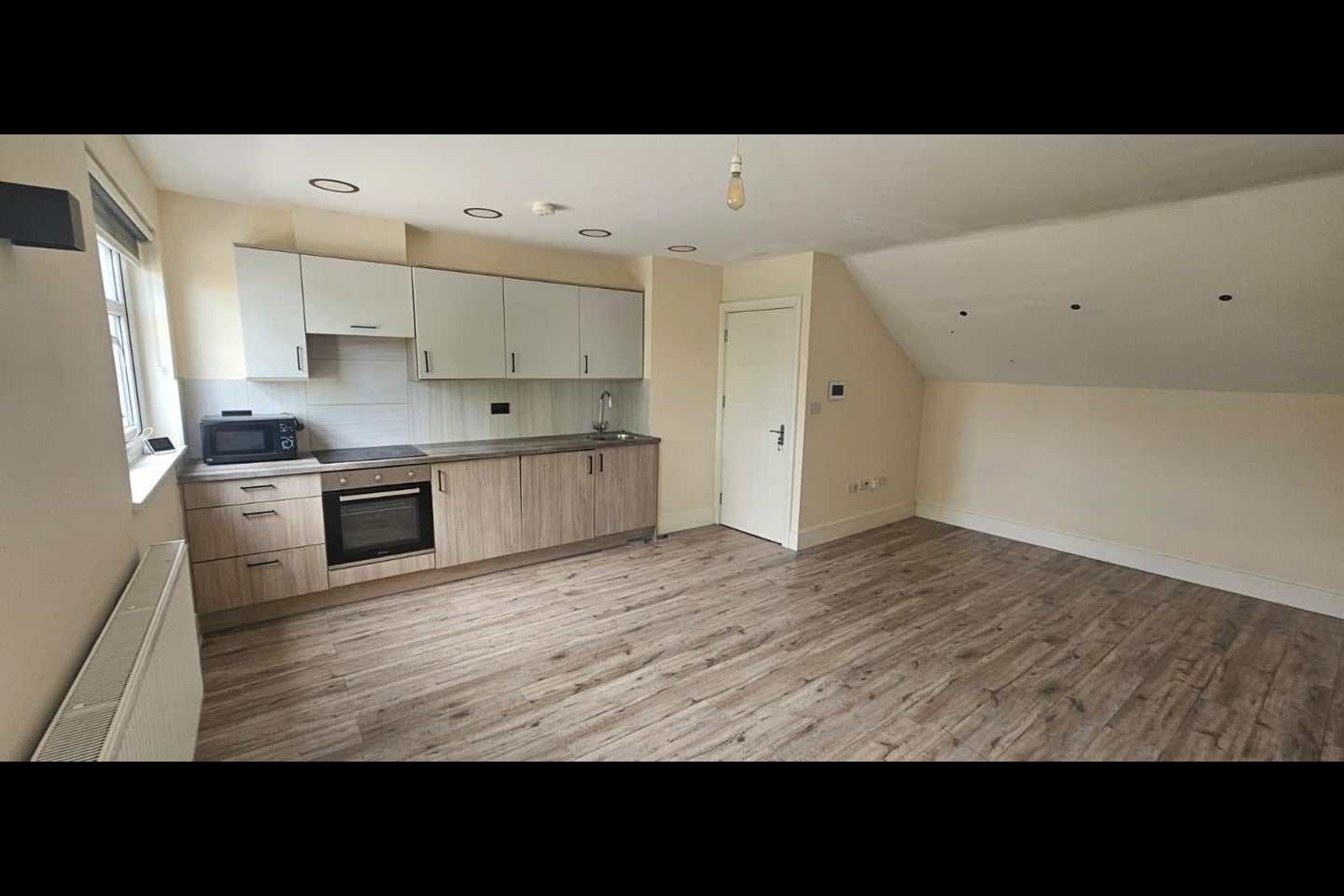 Flat Hornchurch Road in Greater London