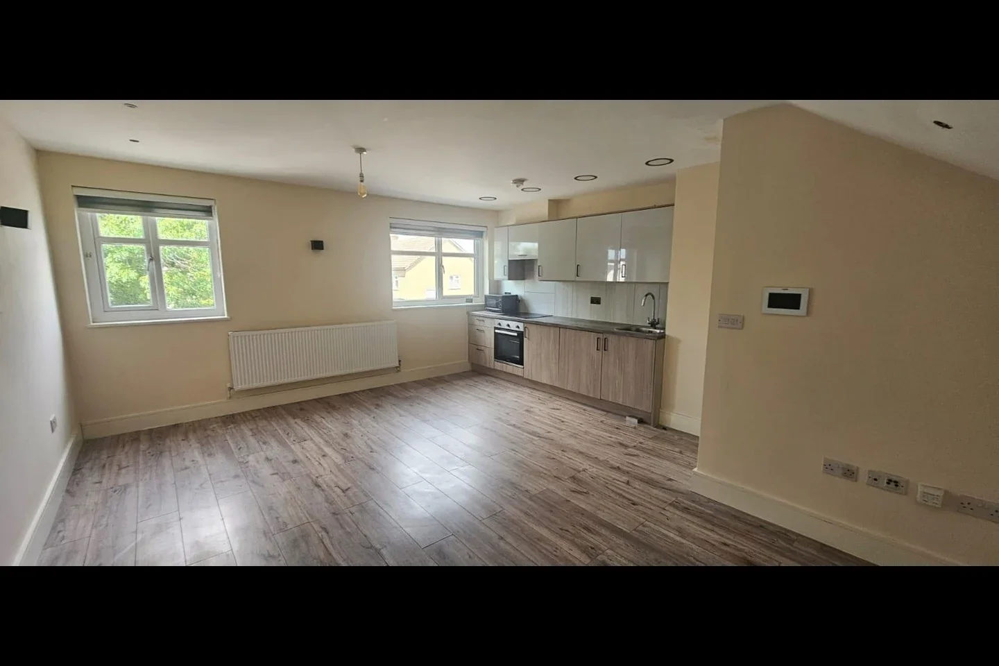 Flat Hornchurch Road in Greater London