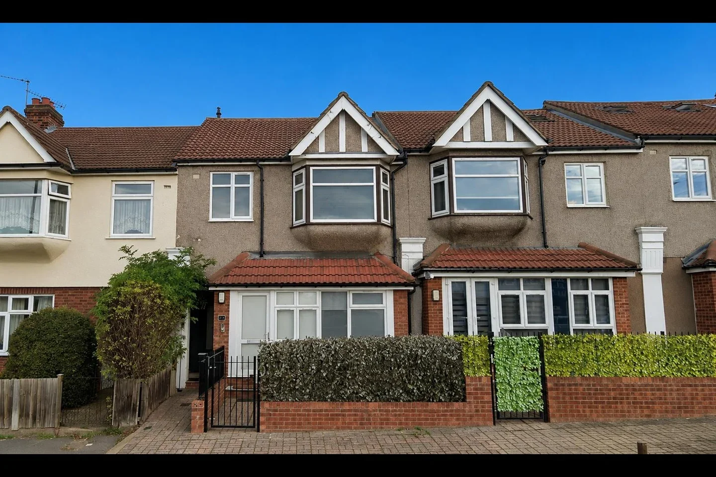 Flat Hornchurch Road in Greater London