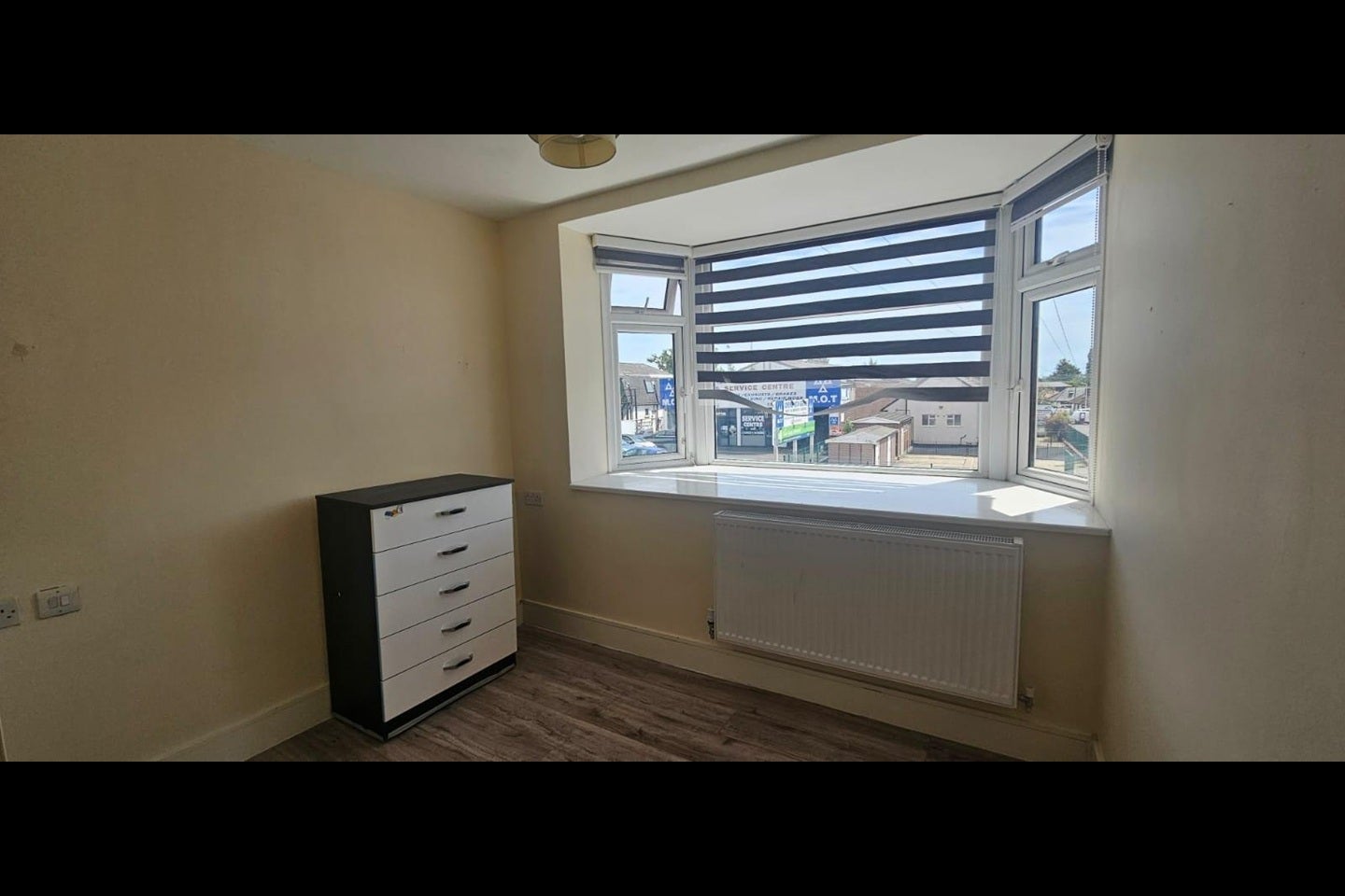 Flat Hornchurch Road in Greater London