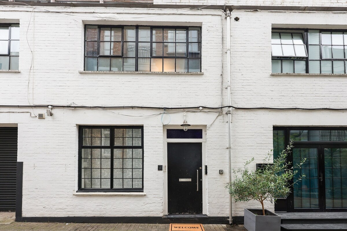 Flat Green Mews in Greater London