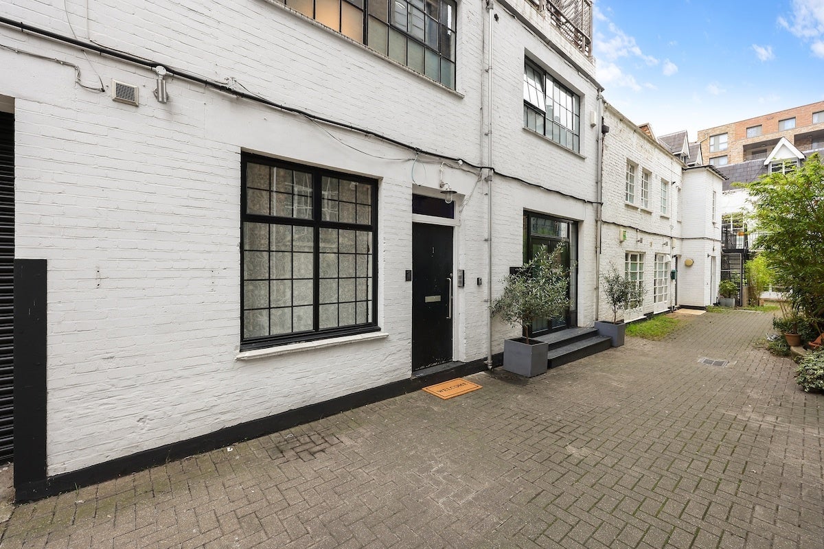 Flat Green Mews in Greater London