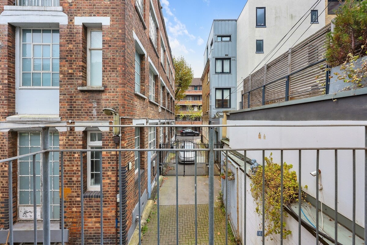 Flat Green Mews in Greater London