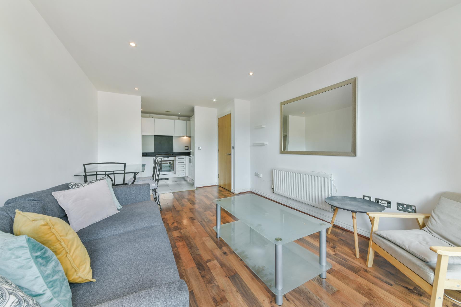 Flat Battersea Park Road in Greater London