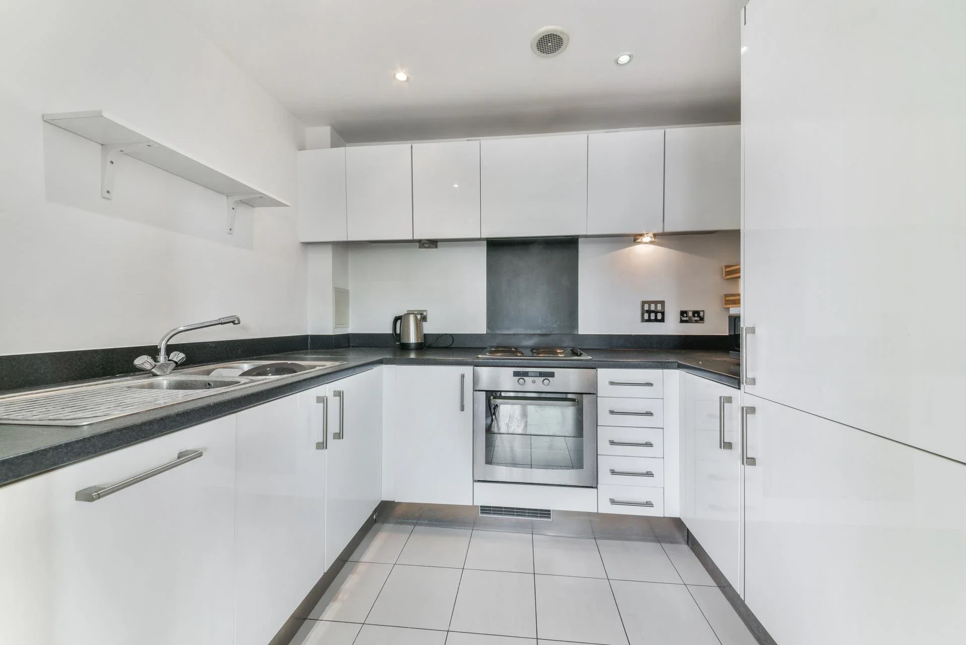 Flat Battersea Park Road in Greater London