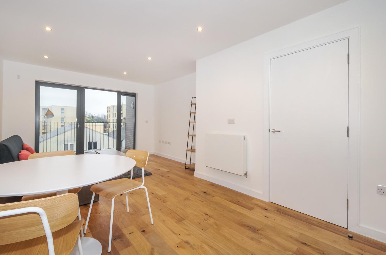 Flat Eythorne Road in Greater London