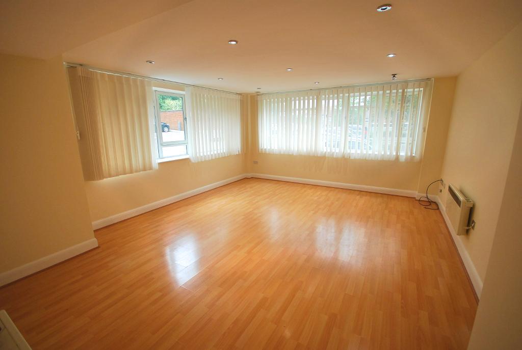 Flat Hanger Green in Greater London