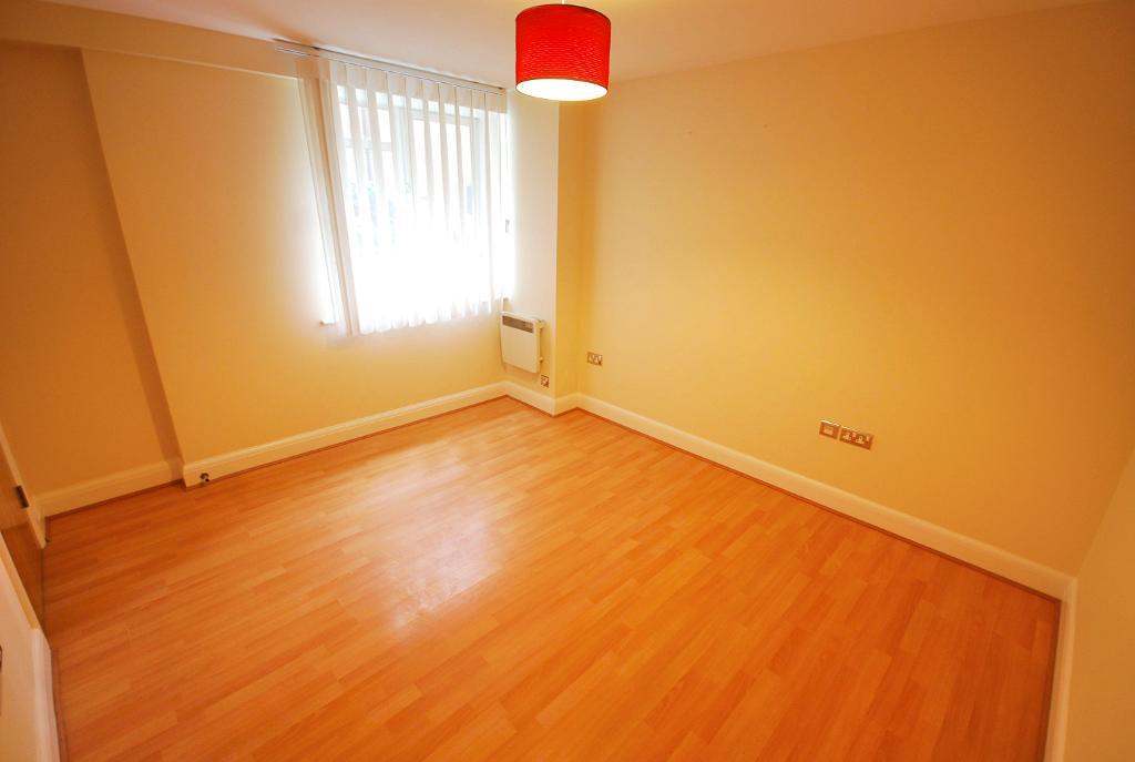 Flat Hanger Green in Greater London