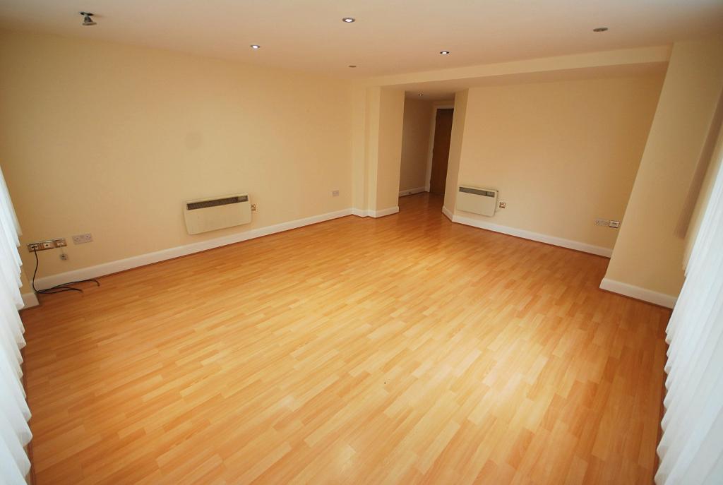 Flat Hanger Green in Greater London