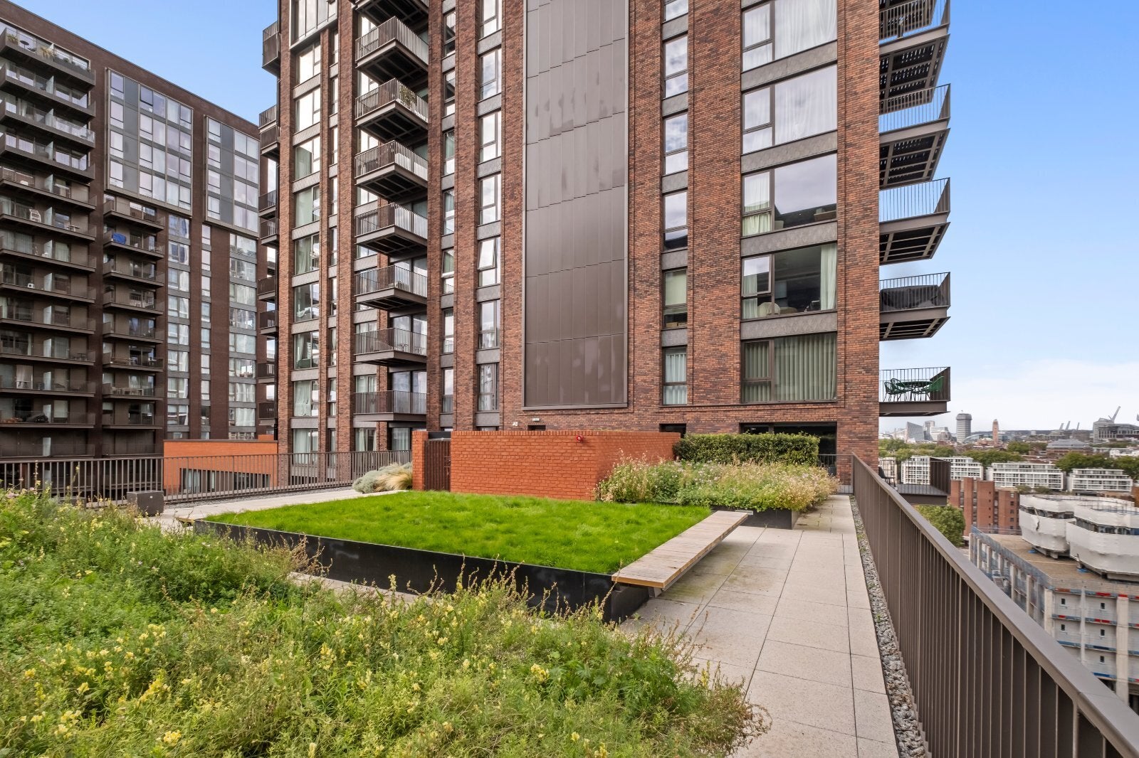 Flat Viaduct Gardens in Greater London