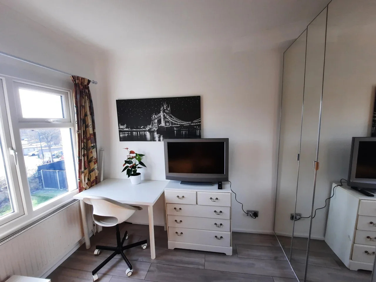 Room Gladstone Park Gardens in Greater London