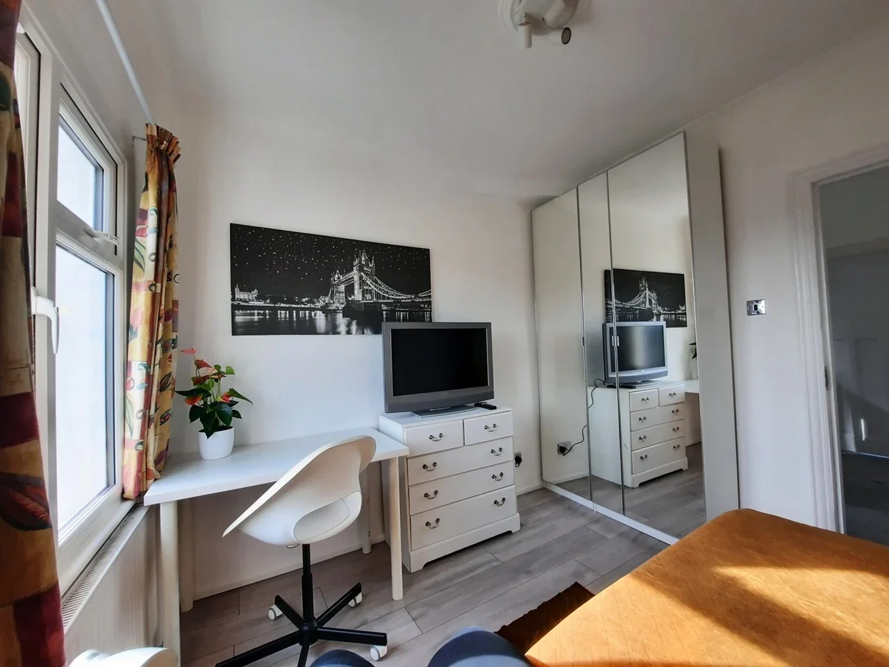 Room Gladstone Park Gardens in Greater London