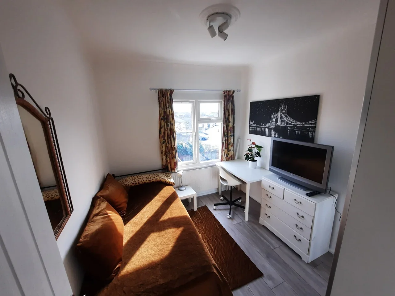 Room Gladstone Park Gardens in Greater London