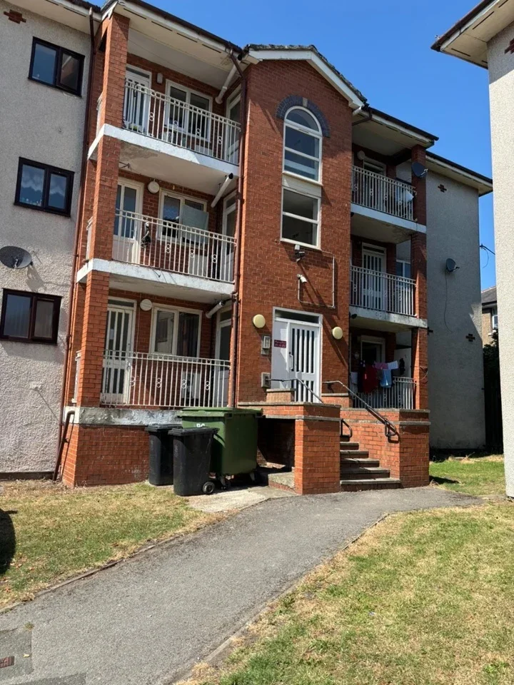 Flat Regency Court in Bradford