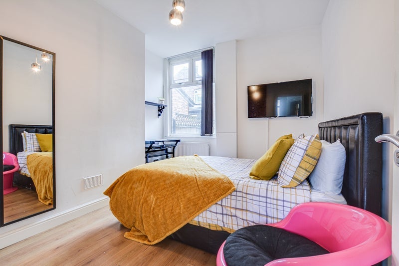Room Kensington Avenue in Manchester