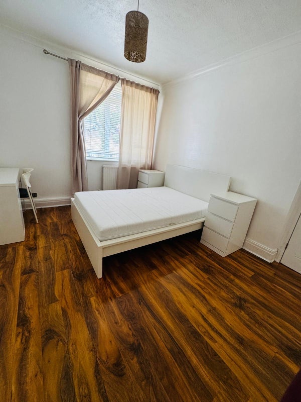 Room Cleveland Gardens in City of Westminster