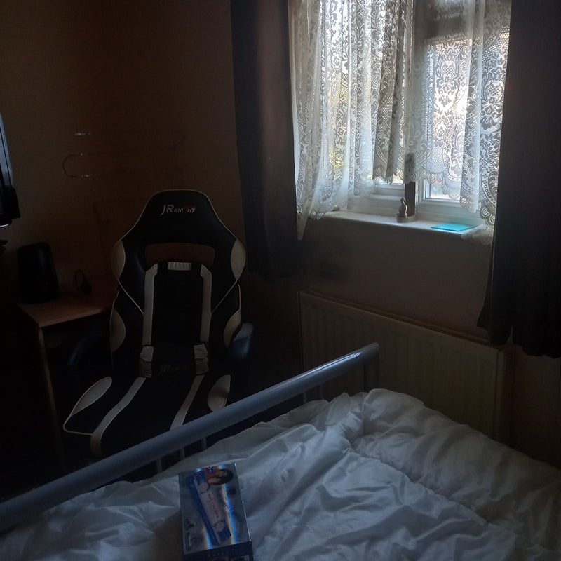 Room Galahad Road in Crawley