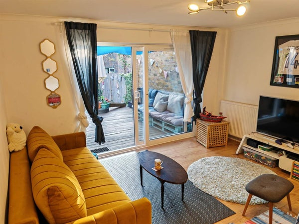 House Keemor Close in London