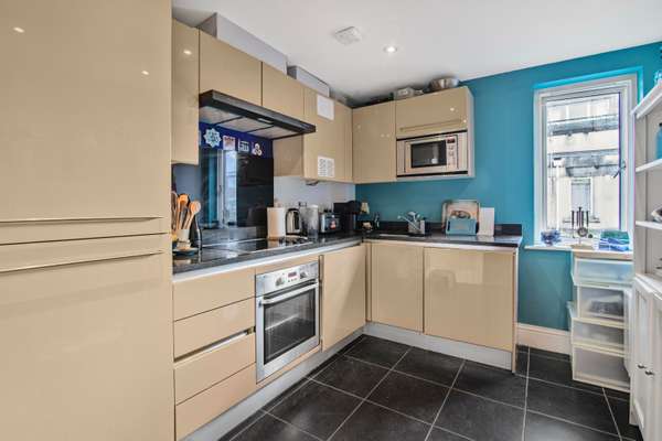 Flat Gloucester Terrace in City of Westminster