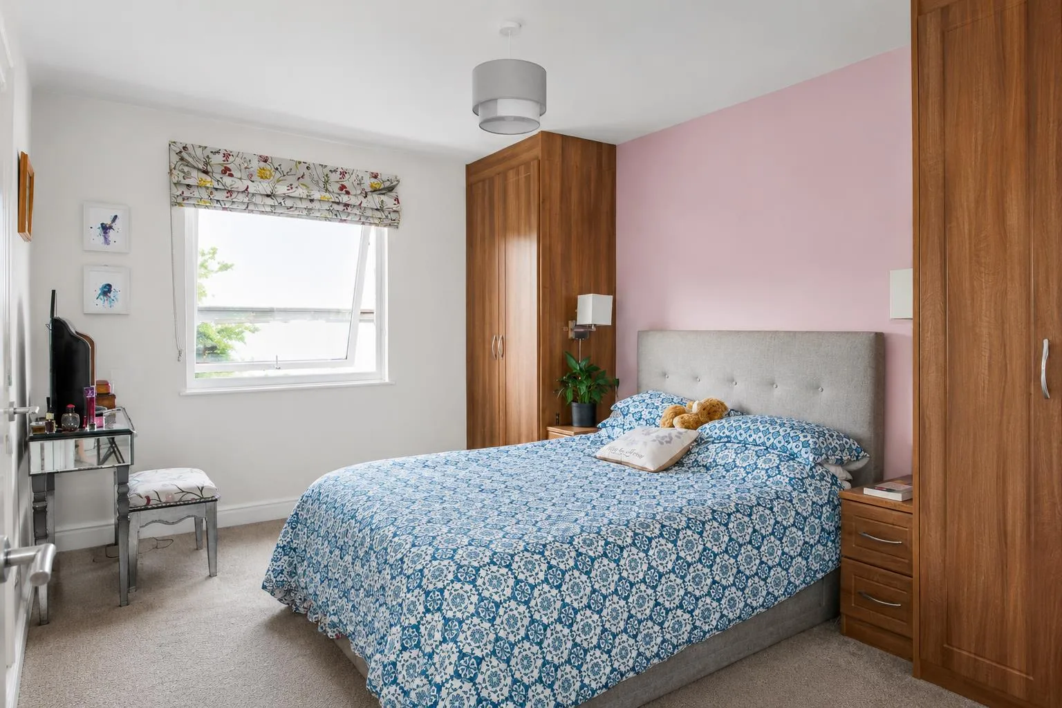 House Dowdeswell Close in Greater London