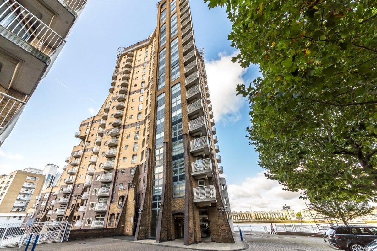 Flat Chandlers Mews in Greater London