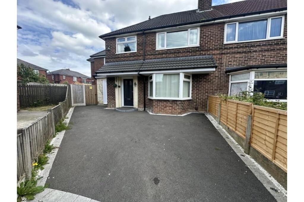 House Cedar Avenue in Wigan