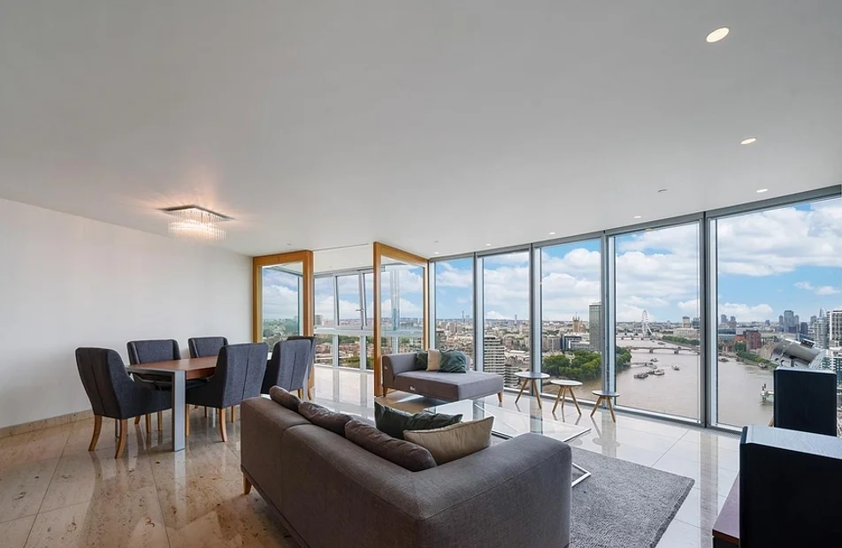 Flat Nine Elms Lane in Greater London