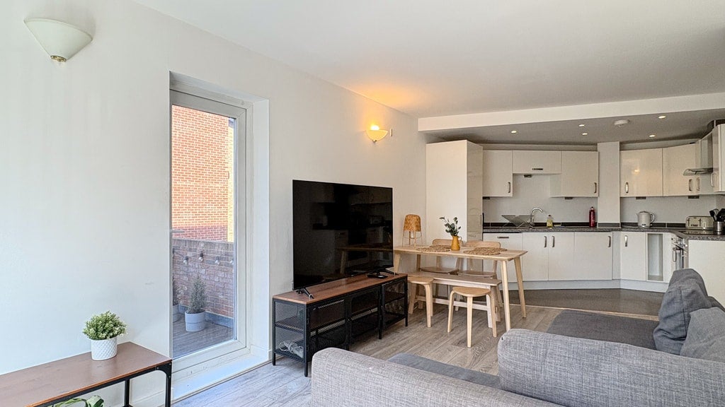 Flat Pelling Street in Greater London