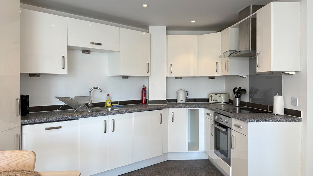 Flat Pelling Street in Greater London