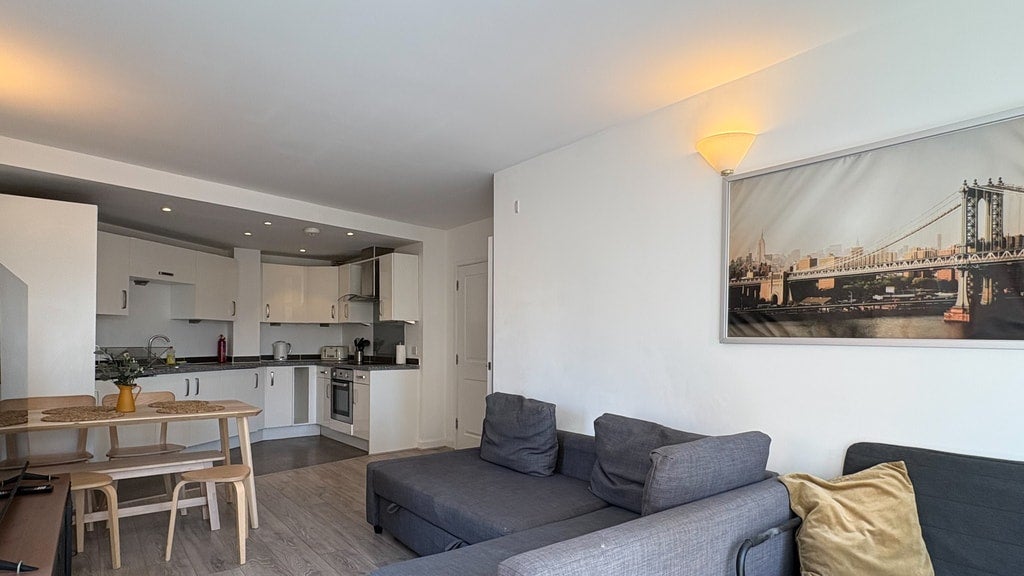 Flat Pelling Street in Greater London