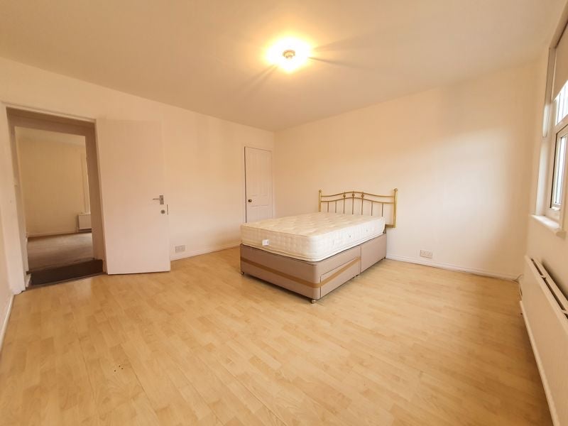 Flat Oval Road in Greater London