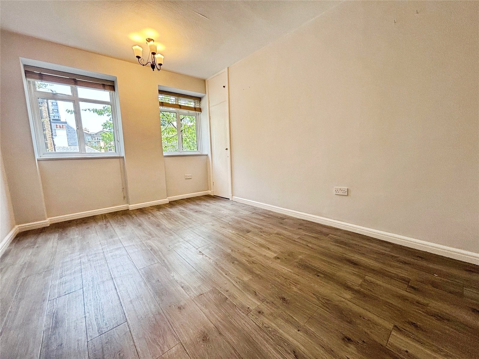 Flat Holland Park Avenue in Greater London