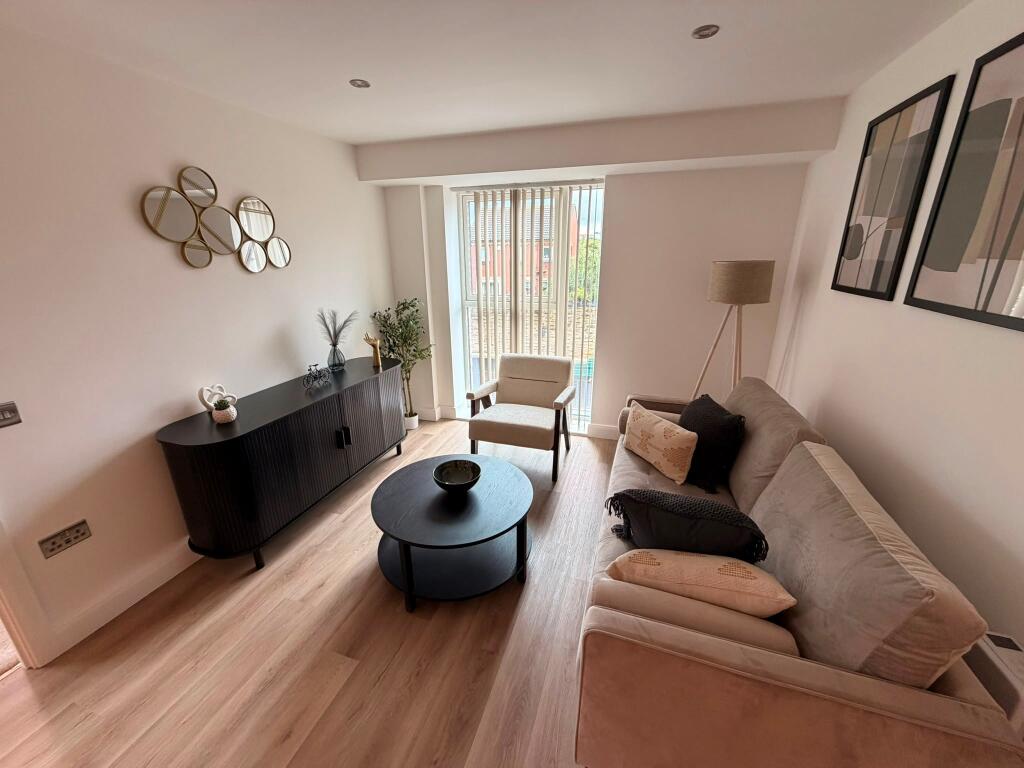 Flat Blyth Road in Greater London