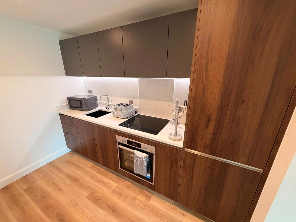 Flat Blyth Road in Greater London