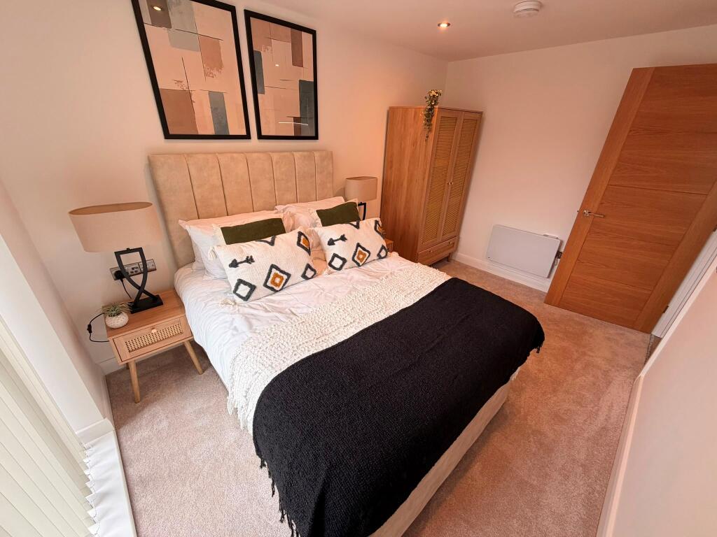 Flat Blyth Road in Greater London