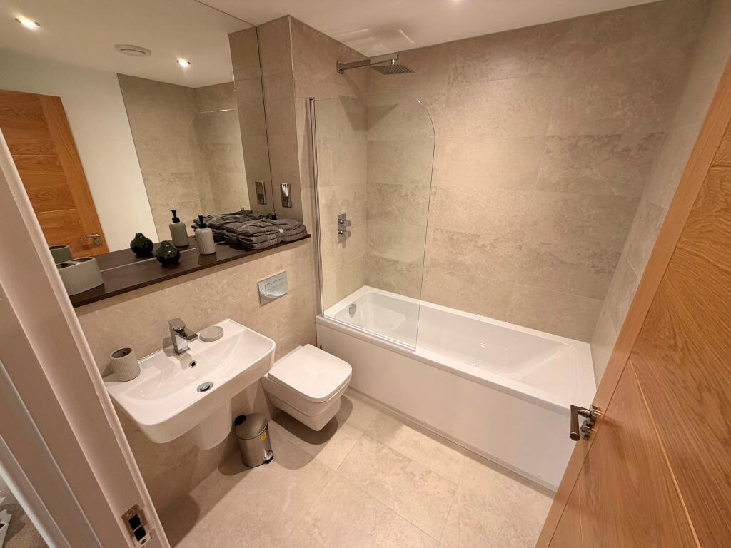 Flat Blyth Road in Greater London