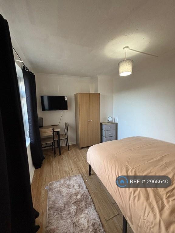 Room Mulberry Road in Crawley
