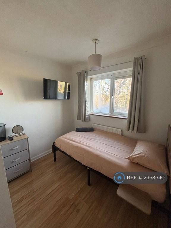 Room Mulberry Road in Crawley