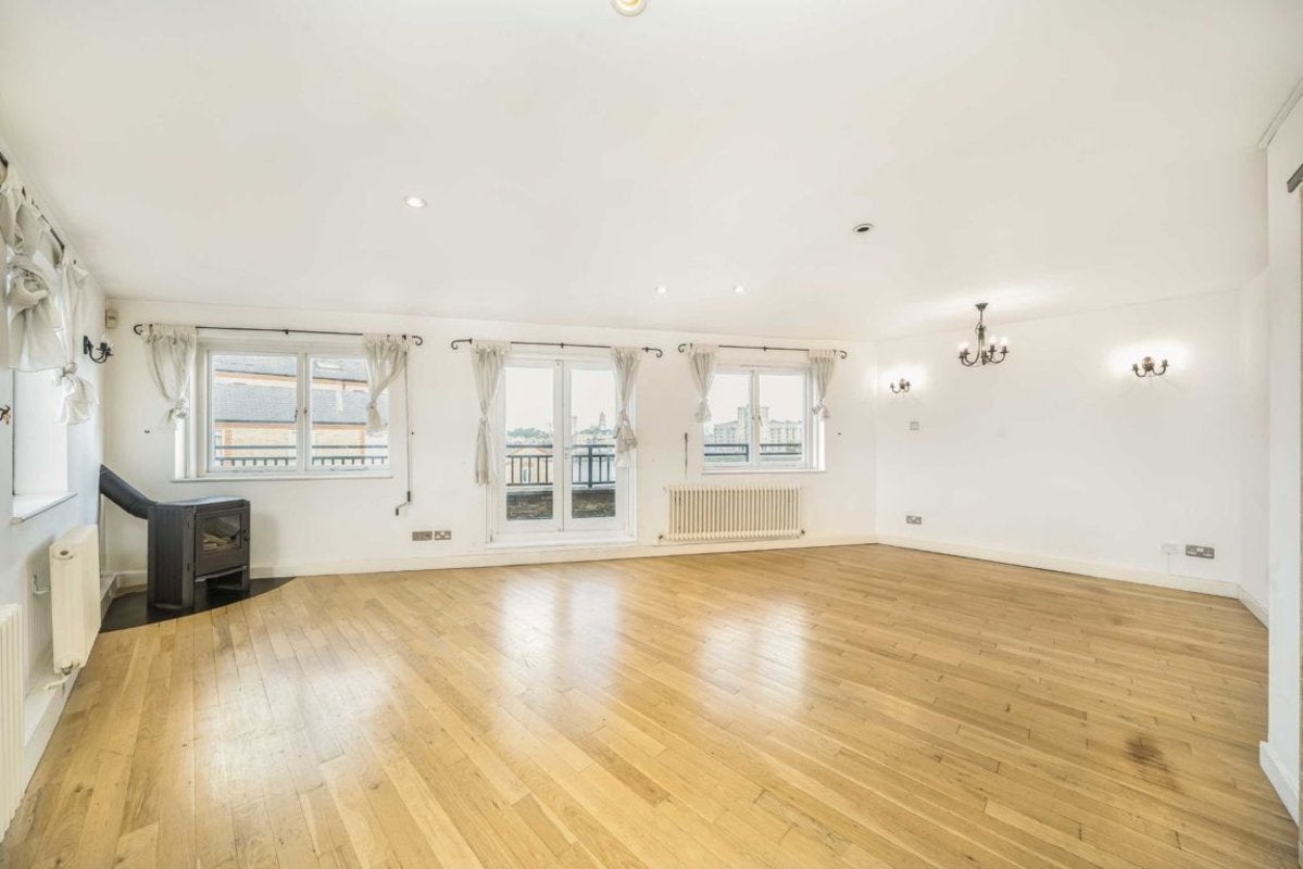 Flat Rotherhithe Street in Greater London