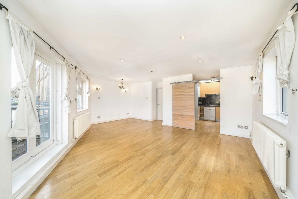Flat Rotherhithe Street in Greater London