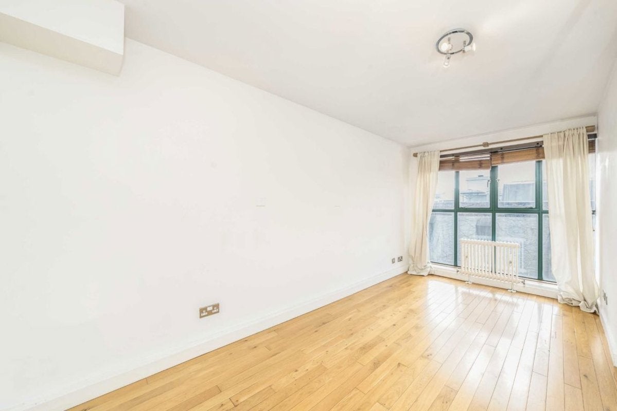 Flat Rotherhithe Street in Greater London