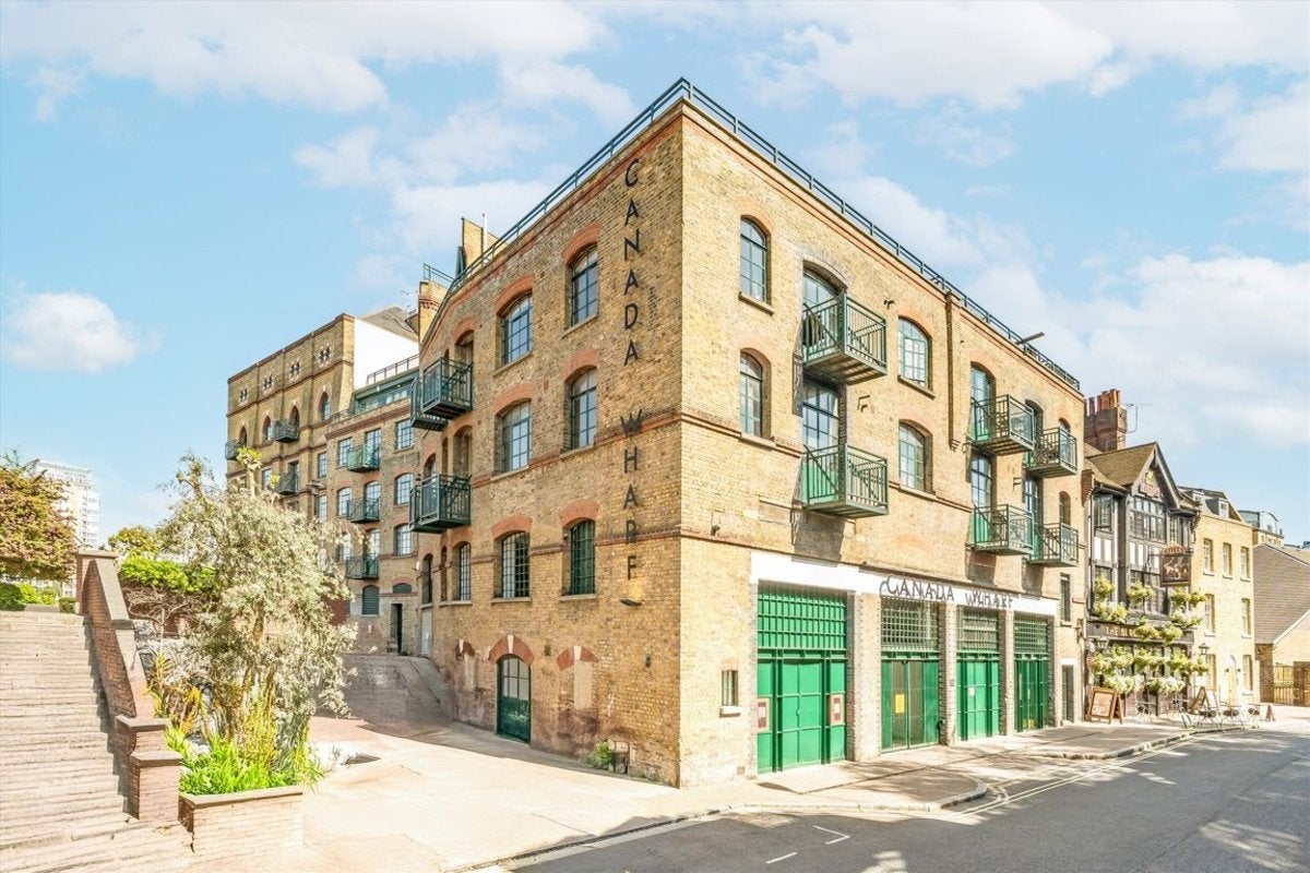 Flat Rotherhithe Street in Greater London
