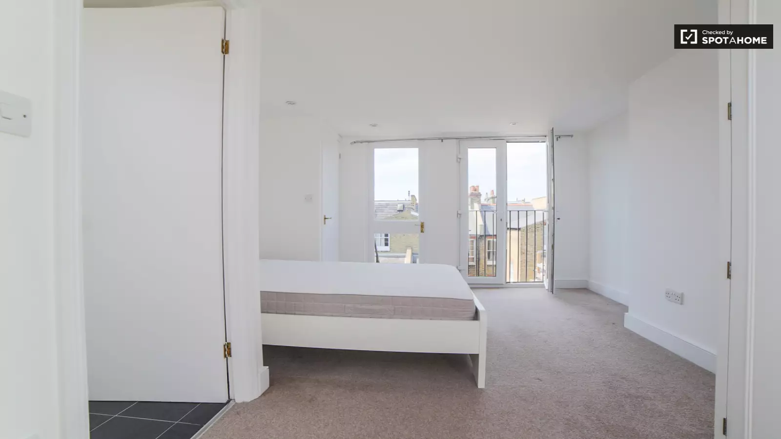 Flat Hartismere Road in Greater London