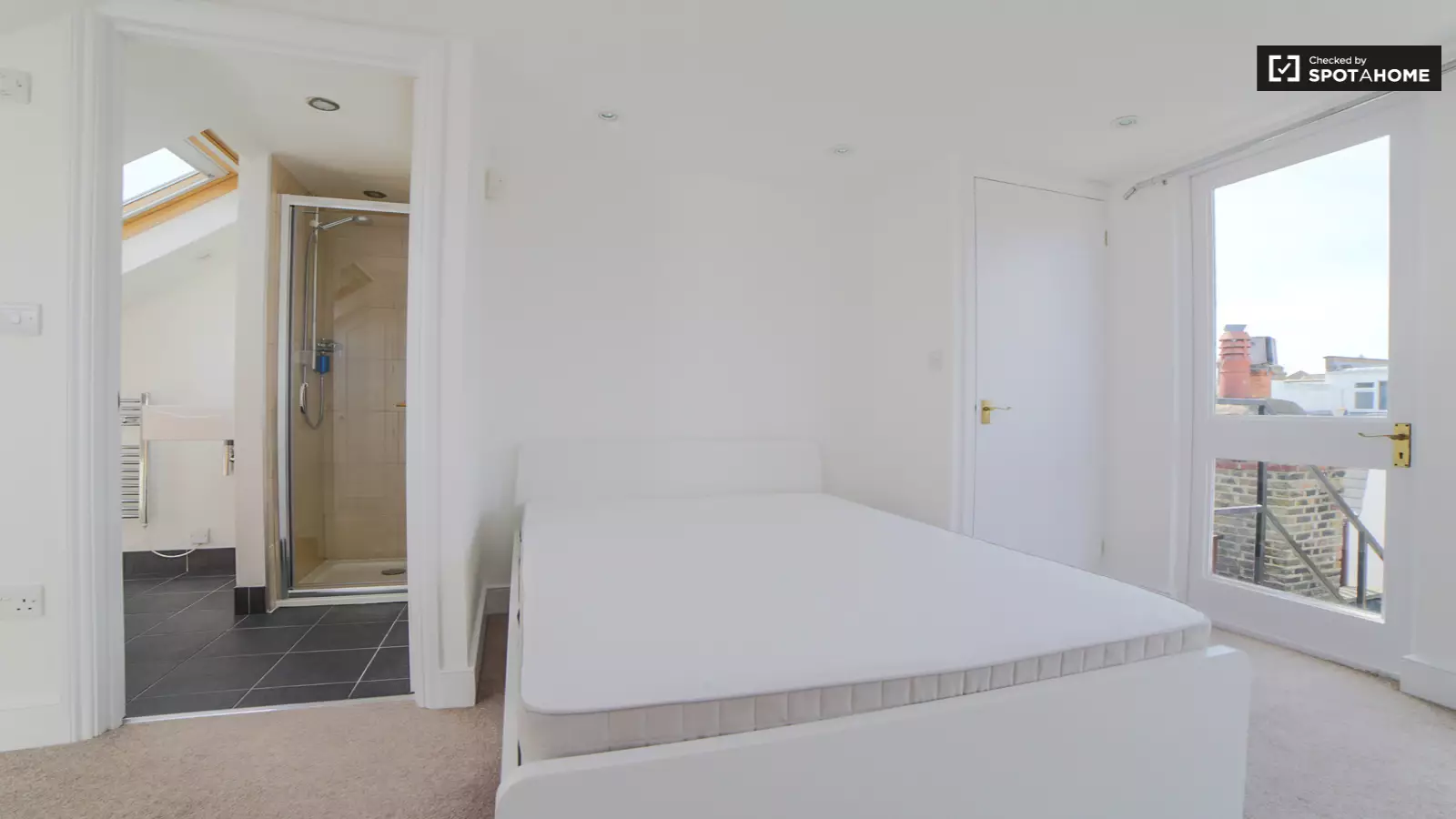 Flat Hartismere Road in Greater London