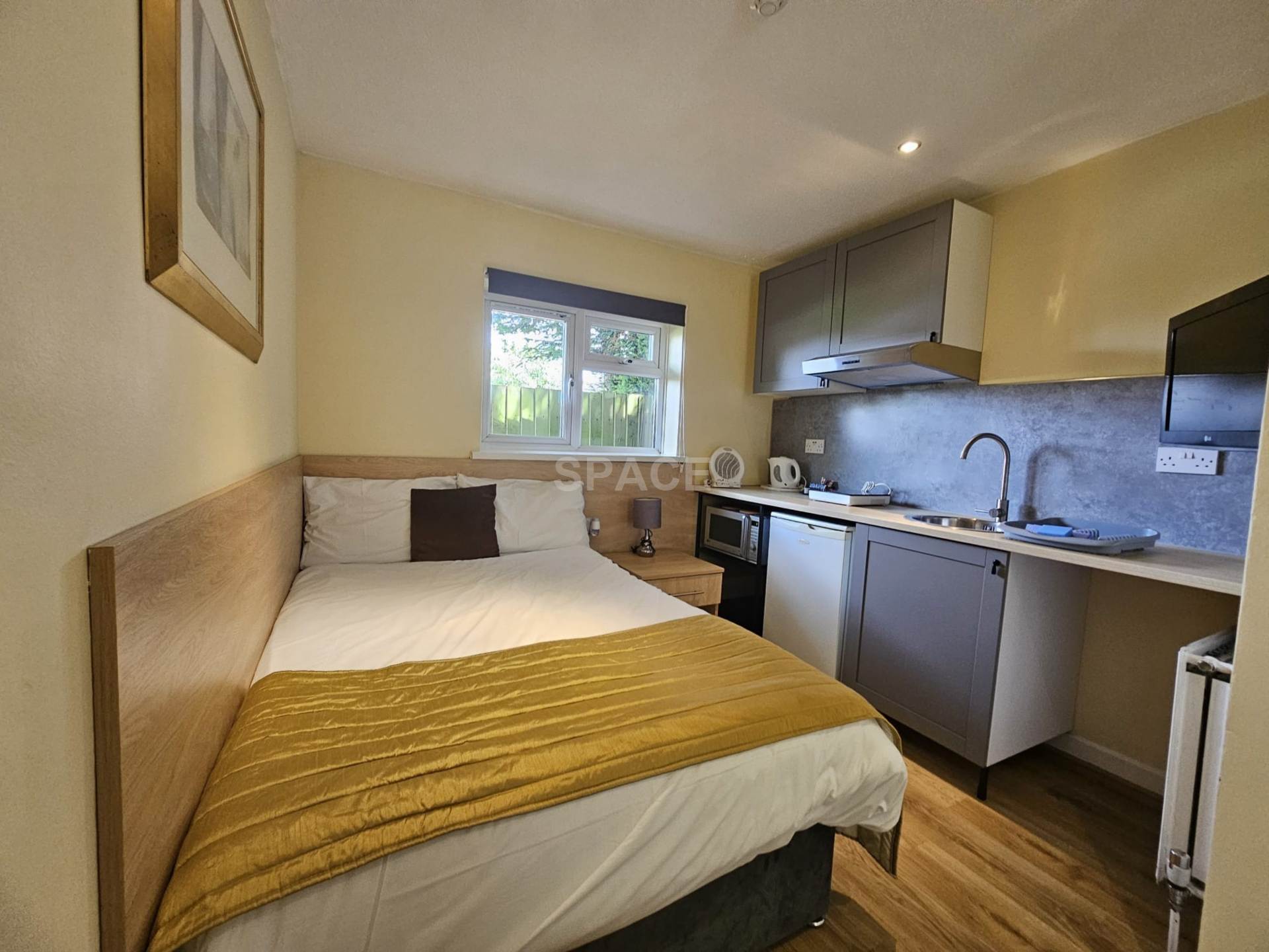 Flat Connaught Road in Reading
