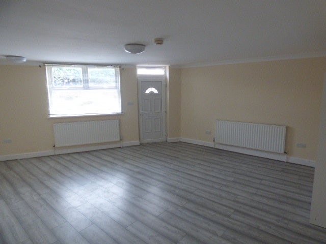 Flat Lynn Road in Greater London